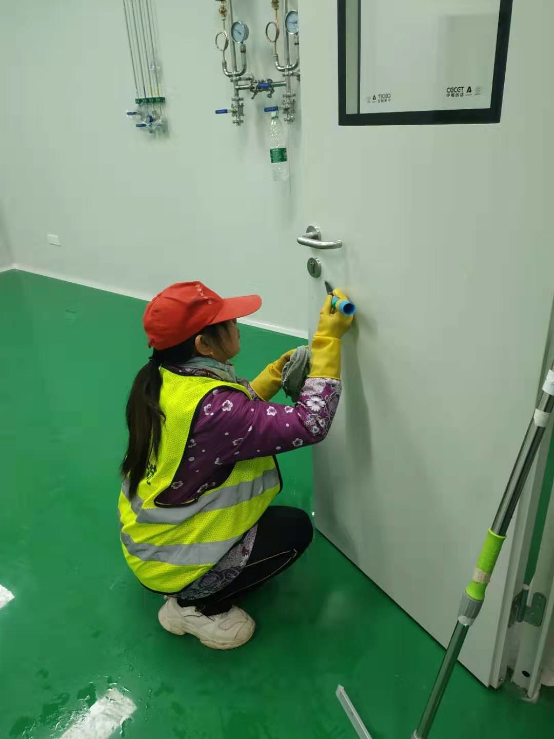 武漢江城清洗為華中科技大學信息大樓提供精開荒服務(wù)