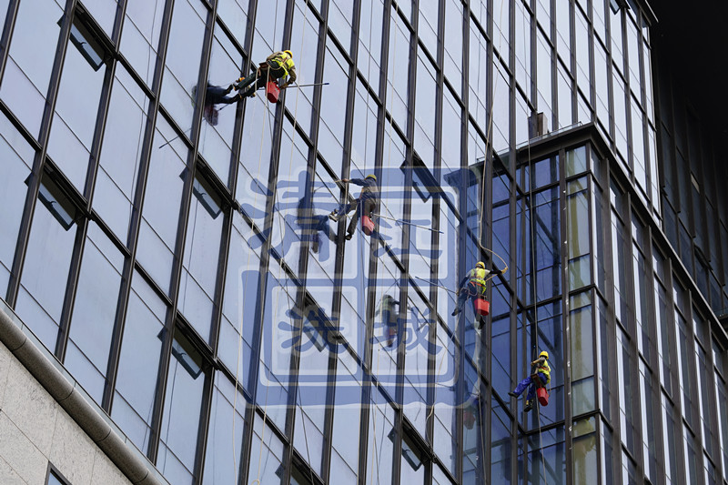 專業(yè)幕墻清洗哪家好？武漢江城清洗：29 年深耕外墻清洗