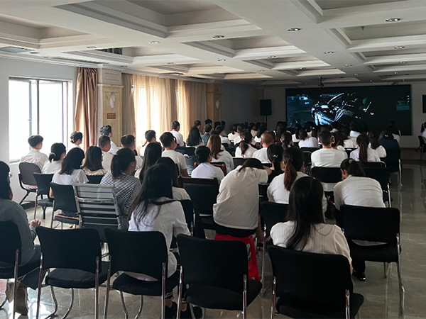 驚呆了，這公司上班時間看電影，公開摸魚！